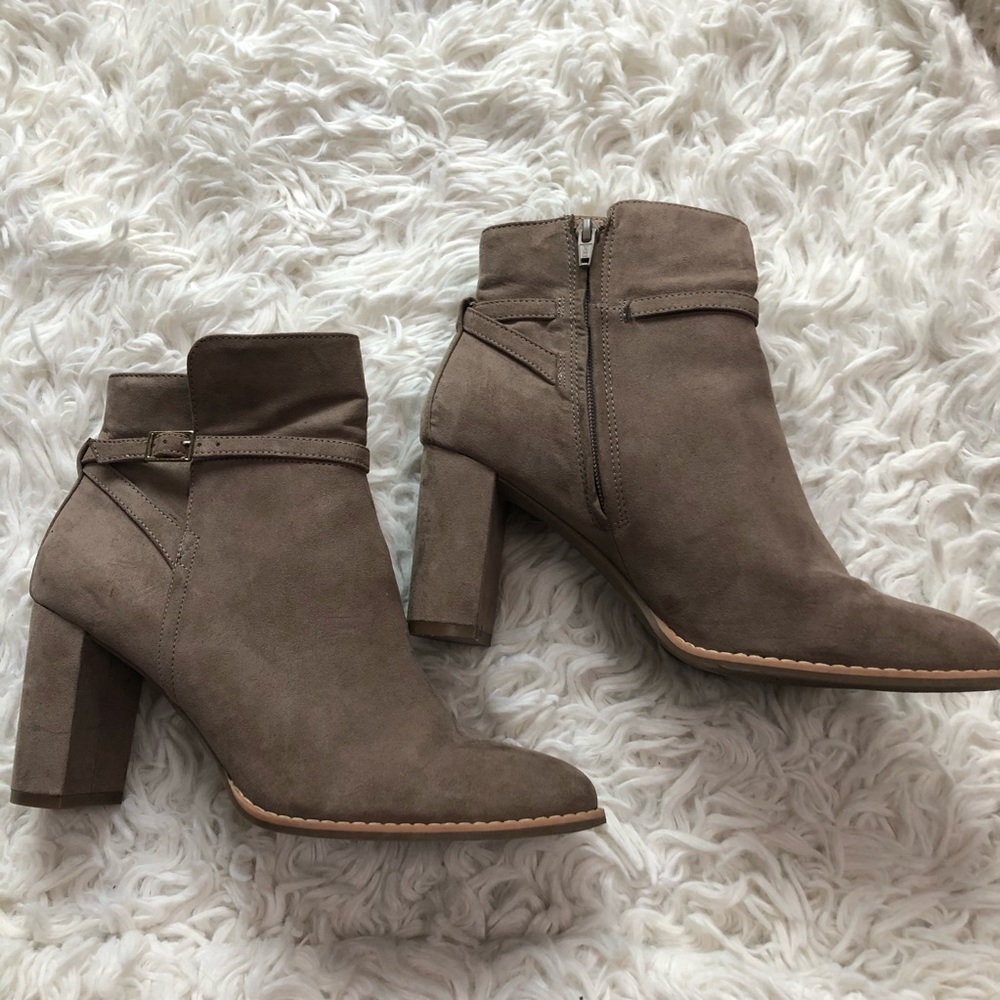 NWOT Banana Republic suede booties